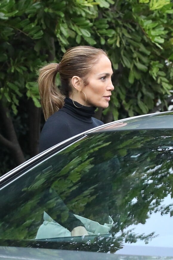 Ben Affleck embrasse passionnément sa compagne Jennifer Lopez devant son domicile dans le quartier de Brentwood à Los Angeles. Le couple se taquine et Jennifer essaie de pincer ls fesses de Ben! Le 17 août 2021