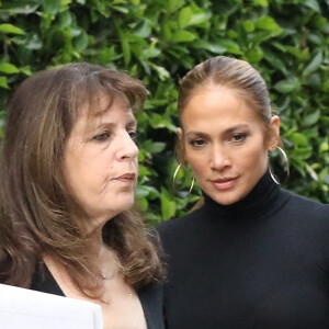 Ben Affleck embrasse passionnément sa compagne Jennifer Lopez devant son domicile dans le quartier de Brentwood à Los Angeles. Le couple se taquine et Jennifer essaie de pincer ls fesses de Ben! Le 17 août 2021