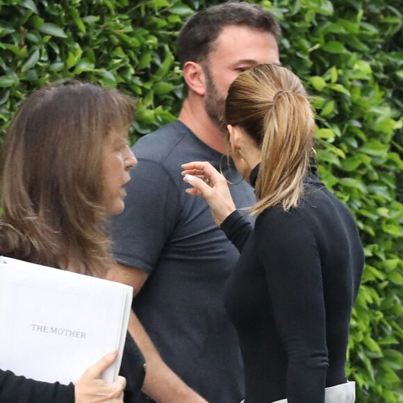 Ben Affleck embrasse passionnément sa compagne Jennifer Lopez devant son domicile dans le quartier de Brentwood à Los Angeles. Le couple se taquine et Jennifer essaie de pincer ls fesses de Ben! Le 17 août 2021