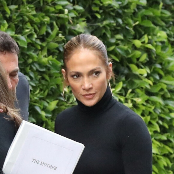 Ben Affleck embrasse passionnément sa compagne Jennifer Lopez devant son domicile dans le quartier de Brentwood à Los Angeles. Le couple se taquine et Jennifer essaie de pincer ls fesses de Ben! Le 17 août 2021