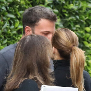 Ben Affleck embrasse passionnément sa compagne Jennifer Lopez devant son domicile dans le quartier de Brentwood à Los Angeles. Le couple se taquine et Jennifer essaie de pincer ls fesses de Ben! Le 17 août 2021