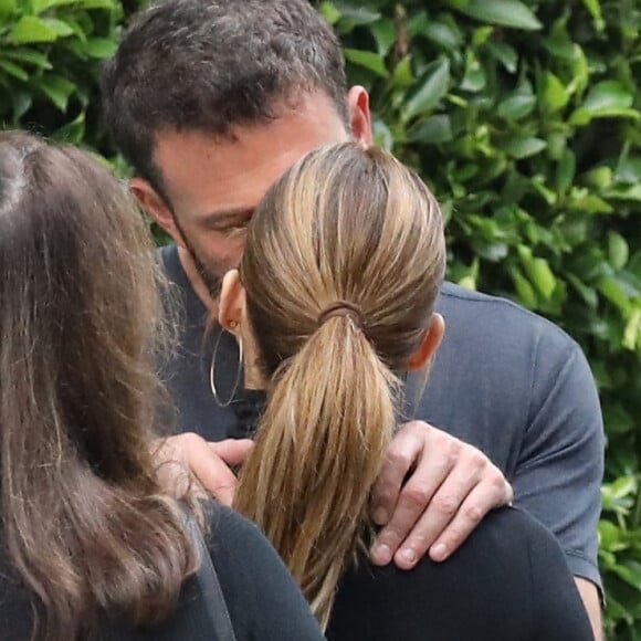 Ben Affleck embrasse passionnément sa compagne Jennifer Lopez devant son domicile dans le quartier de Brentwood à Los Angeles. Le couple se taquine et Jennifer essaie de pincer ls fesses de Ben! Le 17 août 2021