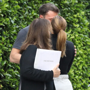 Ben Affleck embrasse passionnément sa compagne Jennifer Lopez devant son domicile dans le quartier de Brentwood à Los Angeles. Le couple se taquine et Jennifer essaie de pincer ls fesses de Ben! Le 17 août 2021