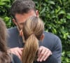 Ben Affleck embrasse passionnément sa compagne Jennifer Lopez devant son domicile dans le quartier de Brentwood à Los Angeles.