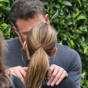 Ben Affleck embrasse passionnément sa compagne Jennifer Lopez devant son domicile dans le quartier de Brentwood à Los Angeles.