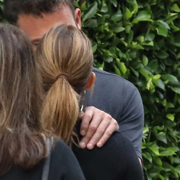 Ben Affleck embrasse passionnément sa compagne Jennifer Lopez devant son domicile dans le quartier de Brentwood à Los Angeles. Le couple se taquine et Jennifer essaie de pincer ls fesses de Ben! Le 17 août 2021