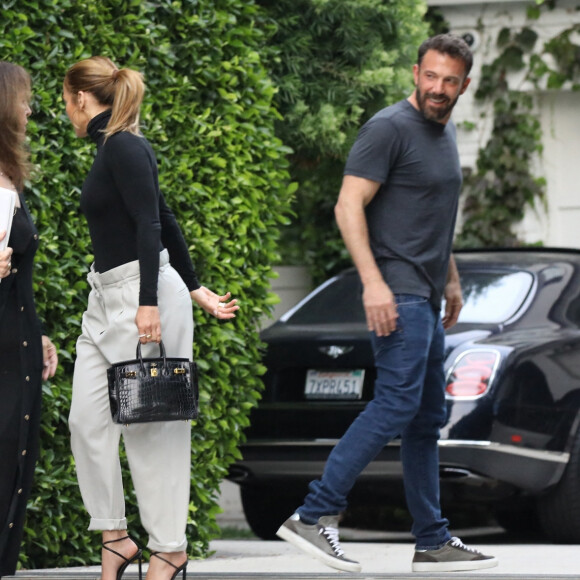 Ben Affleck embrasse passionnément sa compagne Jennifer Lopez devant son domicile dans le quartier de Brentwood à Los Angeles. Le couple se taquine et Jennifer essaie de pincer ls fesses de Ben! Le 17 août 2021