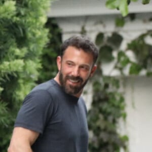 Ben Affleck embrasse passionnément sa compagne Jennifer Lopez devant son domicile dans le quartier de Brentwood à Los Angeles. Le couple se taquine et Jennifer essaie de pincer ls fesses de Ben! Le 17 août 2021