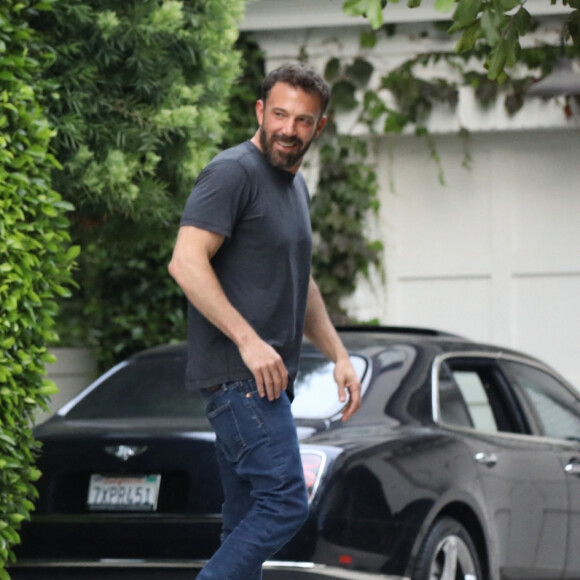 Ben Affleck embrasse passionnément sa compagne Jennifer Lopez devant son domicile dans le quartier de Brentwood à Los Angeles. Le couple se taquine et Jennifer essaie de pincer ls fesses de Ben! Le 17 août 2021