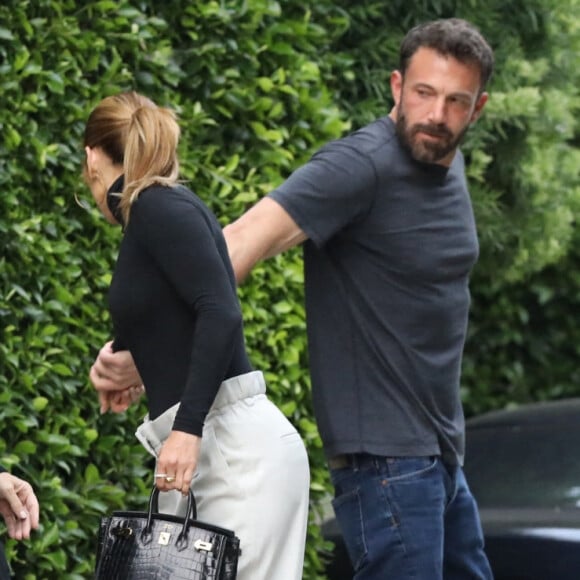 Ben Affleck embrasse passionnément sa compagne Jennifer Lopez devant son domicile dans le quartier de Brentwood à Los Angeles. Le couple se taquine et Jennifer essaie de pincer ls fesses de Ben! Le 17 août 2021