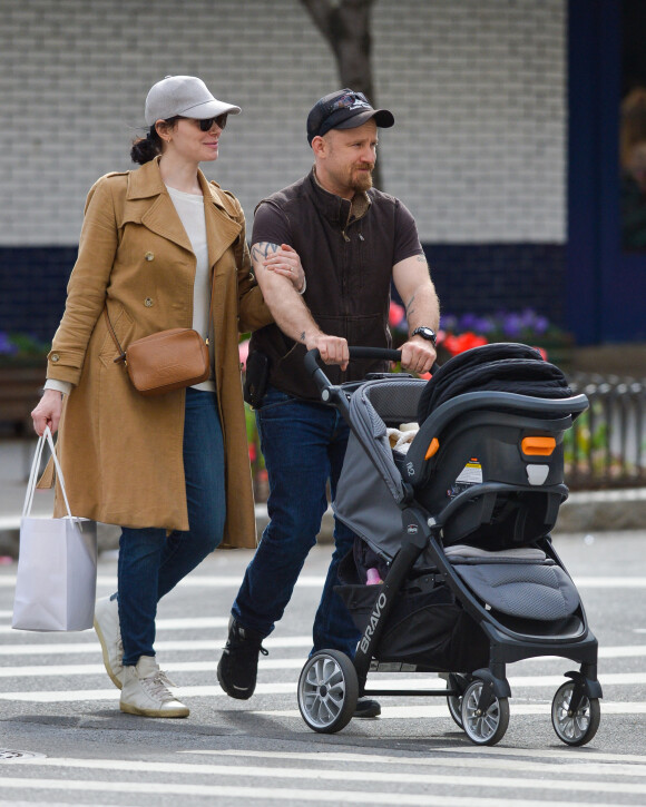 Exclusif - Laura Prepon et son fiancé Ben Foster se baladent avec leur fille en poussette à New York, le 29 avril 2018.