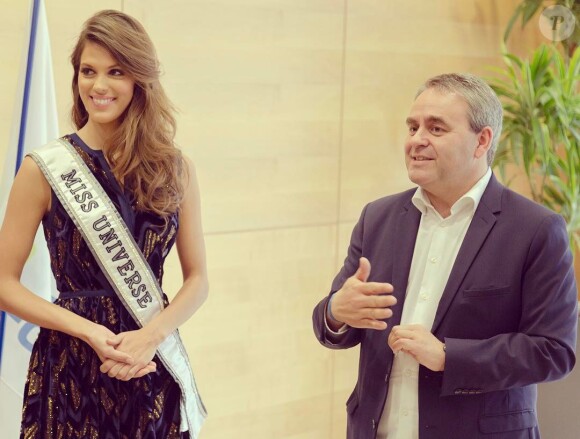 Xavier Bertrand accueille Iris Mittenaere, Miss Univers 2016, au siège de la région Hauts-de-France. Mars 2017