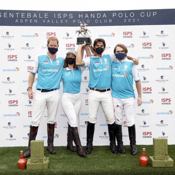 Le prince Harry, duc de Sussex, remporte un match de polo caritatif en marquant deux des trois buts victorieux à Aspen lors du Sentebale ISPS Handa Polo Cup. A cette occasion, près de 3,5 millions de dollars ont été collectés pour soutenir les enfants vulnérables, touchés par des conditions extrêmes de pauvreté, les inégalités et l'épidémie de VIH/SIDA en Afrique australe. Le joueur de polo argentin Nacho Figueras, ambassadeur de Sentebale et co-fondateur de l'association, était aux côtés du prince Harry dans l'équipe Sentebale qui a affronté celle de Royal Salute et l'U.S Polo Assn.