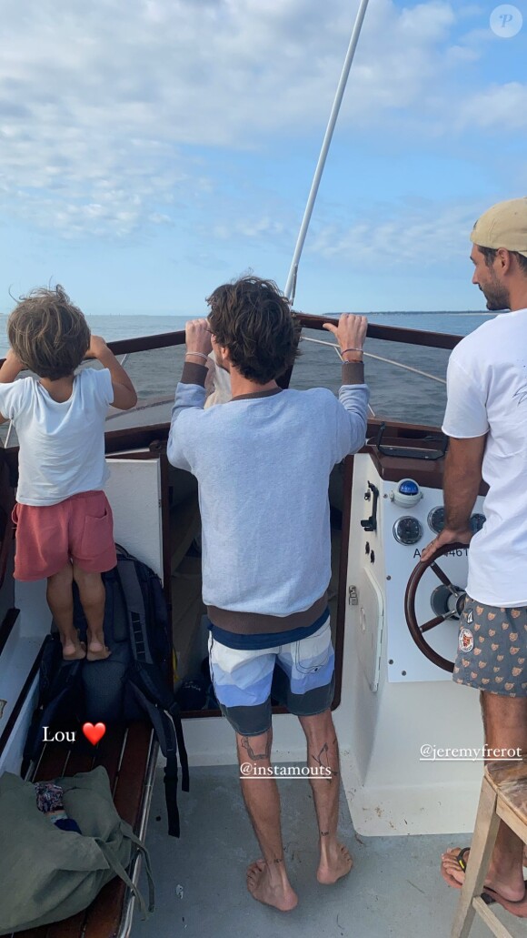 Jérémy Frérot et son fils Lou sur un bateau en pleine mer, le 23 août 2021.