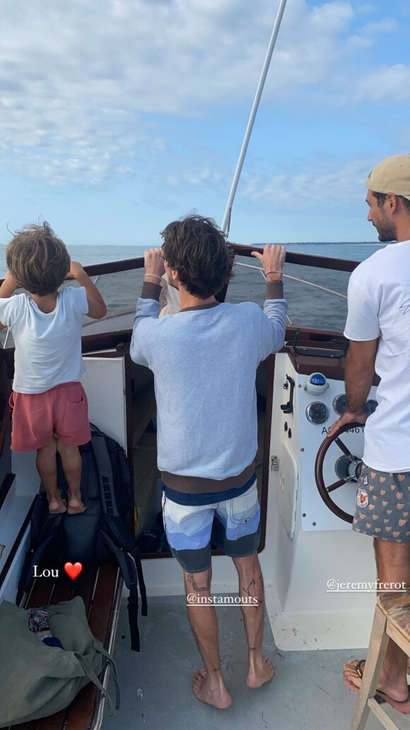 Jérémy Frérot un ami et son fils Lou sur un bateau en pleine mer, le 23 août 2021.