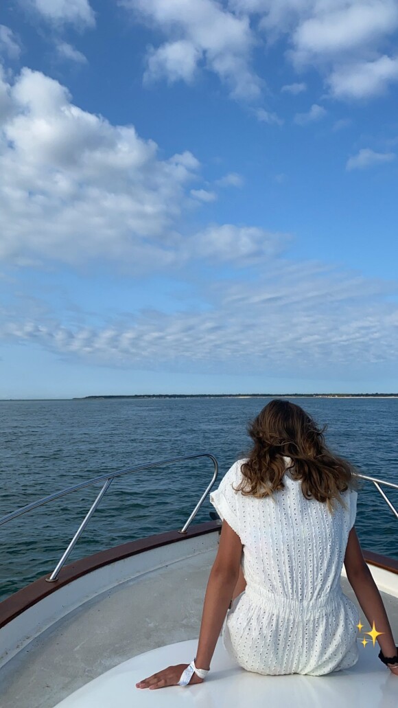 Laure Manaudou sur un bateau en pleine mer, le 23 août 2021.