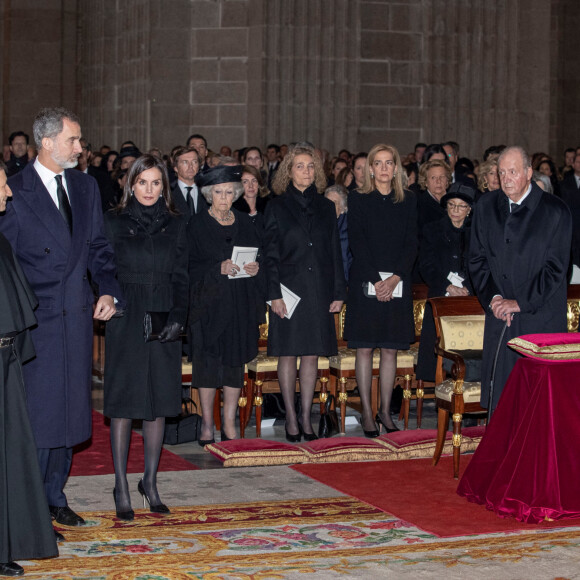 Le roi Felipe et son épouse la reine Letizia, les princesses Elena et Cristina de Bourbon, Juan Carlos et la reine Sofia, aux funérailles de la princesse Pilar de Bourbon à Mardird, le 29 janvier 2020.
