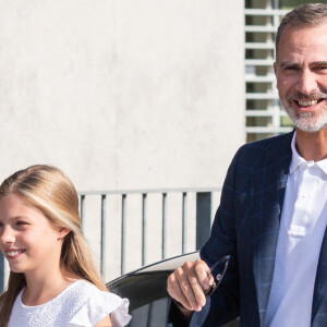 Le roi Felipe VI d'Espagne, la reine Letiza, les princesses Leonor et Sofia vont rendre visite au roi Juan Carlos 1er à l'hopital Quiron à Madrid le 27 août 2019.