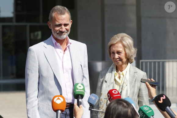 Le roi Felipe VI d'Espagne et sa mère la reine Sofia - La famille royale d'Espagne passe à l'hôpital universitaire Quirónsalud de Pozuelo de Alarcón de Madrid pour rendre visite à Juan Carlos 1er, opéré du coeur le 24 août 2019.