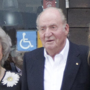 Le roi Juan Carlos Ier, sa femme la reine Sofia et leur fille l'infante Elena d'Espagne sont allés dîner dans un restaurant à Sanxenxo en Espagne, le 12 juillet 2019.