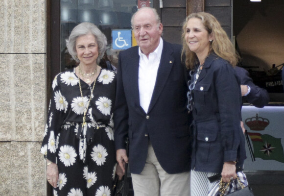 Le roi Juan Carlos Ier, sa femme la reine Sofia et leur fille l'infante Elena d'Espagne sont allés dîner dans un restaurant à Sanxenxo en Espagne, le 12 juillet 2019.
