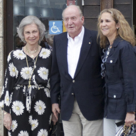 Le roi Juan Carlos Ier, sa femme la reine Sofia et leur fille l'infante Elena d'Espagne sont allés dîner dans un restaurant à Sanxenxo en Espagne, le 12 juillet 2019.