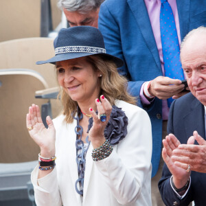 Le roi Juan Carlos Ier d'Espagne et sa fille l'infante Elena d'Espagne assistent à la finale messieurs des internationaux de France de tennis de Roland Garros 2019 à Paris le 9 juin 2019. © Jacovides-Moreau/Bestimage