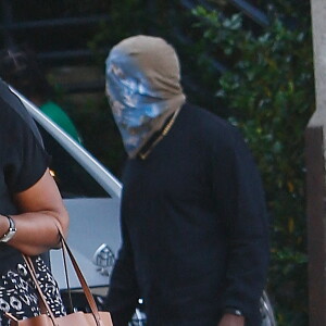 Exclusif - Kanye West, le visage entièrement masqué et sans son alliance, se promène à Los Angeles, le 27 mai 2021. Le rappeur de 43 ans est reconnaissable à sa paire de Yeezy et à son collier.