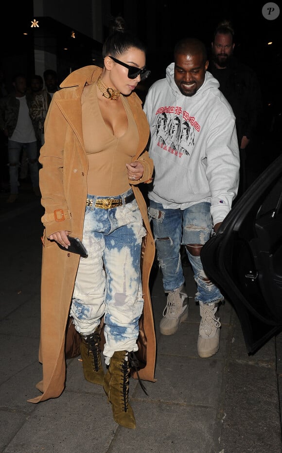 Kim Kardashian, (portant un collier "SEX") et son mari Kanye West quittent le restaurant "Hakkasan", situé dans le quartier de Mayfair à Londres, le 20 mai 2016.