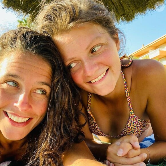 Clémence Castel (Koh-Lanta), en couple avec Marie et heureuse avec ses enfants Louis et Marin.