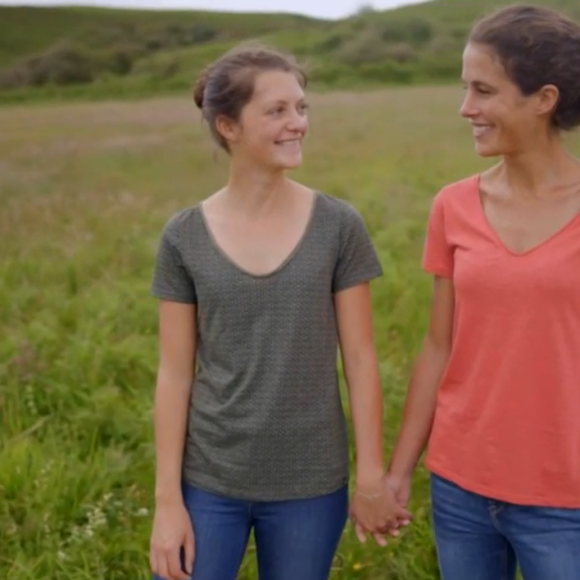 Clémence Castel présente sa compagne Marie dans "Koh-Lanta, l'histoire des héros" sur TF1.