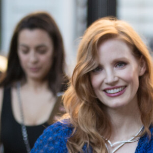 Jessica Chastain sort de l'hôtel Shangri-La avec sa grand-mère Marylin et réalise un petit shooting face à l'hôtel avant de se rendre à pied à la soirée Piaget au Palais d'Iena à Paris, le 18 juin 2018.