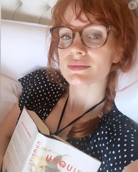 Jessica Chastain en pleine lecture. Juin 2021