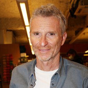 Exclusif - Denis Brogniart en dédicace de son premier roman "Un soldat exemplaire" à la librairie Lamartine à Paris.