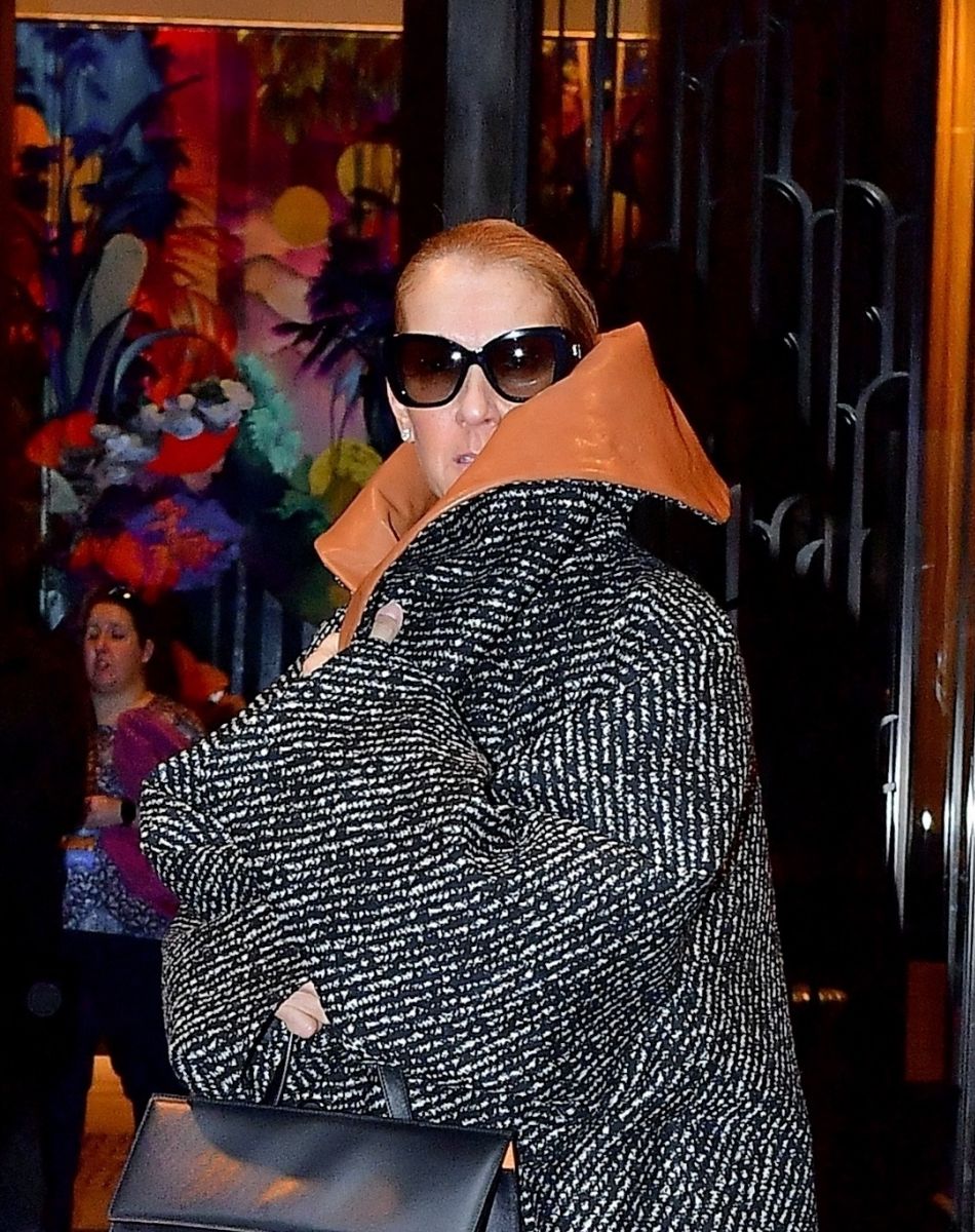 Céline Dion porte un manteau surdimensionné JW Anderson à New York City, New York, Etats-Unis, le 6 mars 2020.