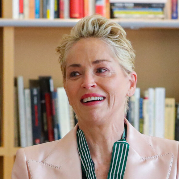 Sharon Stone reçoit les insignes de Commandeur dans l'Ordre des Arts et des Lettres en marge de la 74ème édition du Festival de Cannes, France, le 16 juillet 2021. © Patrice Lapoirie/Nice Matin/bestimage 