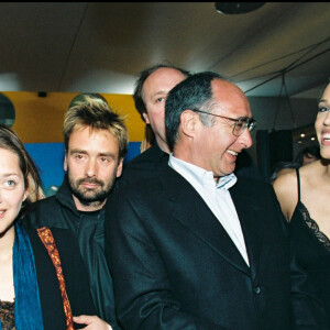 Samy Naceri, Jean-claude Gaudin, Marion Cotillard, Luc Besson, Gérard Pires, Emma Sjoberg, Frédéric Diefenthal à la première du film "Taxi" à Marseille en 1998. 