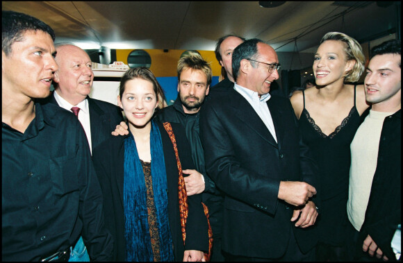Samy Naceri, Jean-claude Gaudin, Marion Cotillard, Luc Besson, Gérard Pires, Emma Sjoberg, Frédéric Diefenthal à la première du film "Taxi" à Marseille en 1998. 