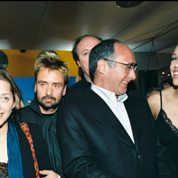 Samy Naceri, Jean-claude Gaudin, Marion Cotillard, Luc Besson, Gérard Pires, Emma Sjoberg, Frédéric Diefenthal à la première du film "Taxi" à Marseille en 1998. 