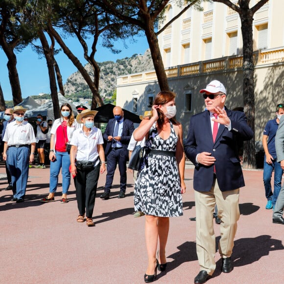 Exclusif - Manuela Garelli, présidente de New Dream Cote d'Azur, organisatrice de cette course avec le Conseil Départemental, et le prince Albert II de Monaco avant le départ de l'ultra Trail Côte d'Azur Mercantour 2021 depuis la Place du Palais de la principauté de Monaco, le 9 juillet 2021. © Claudia Albuquerque/Bestimage