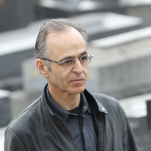 Jean-Jacques Goldman lors des obsèques de Véronique Colucci au cimetière communal de Montrouge, le 12 avril 2018.