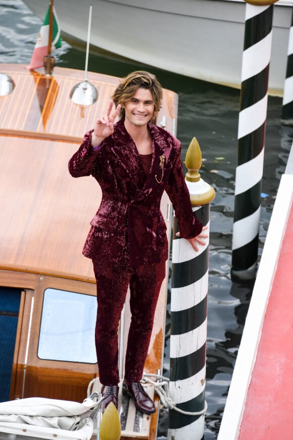 Chase Stokes assiste au défilé Dolce & Gabbana, collection "Alta Sartoria", à Venise le 30 août 2021.