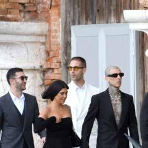 Kourtney Kardashian et Travis Barker assistent au défilé Dolce & Gabbana, collection "Alta Sartoria", à Venise le 30 août 2021.