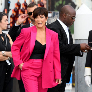 Kris Jenner et Corey Gamble assistent au défilé Dolce & Gabbana, collection "Alta Sartoria", à Venise le 30 août 2021.