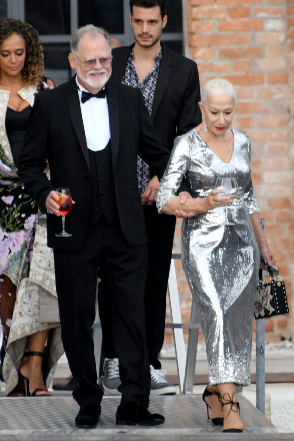 Helen Mirren et son mari Taylor Hackford assistent au défilé Dolce & Gabbana, collection "Alta Sartoria", à Venise le 30 août 2021.