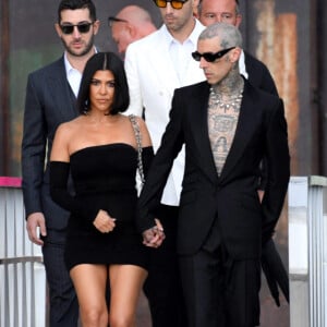 Kourtney Kardashian et Travis Barker ont sorti le grand jeu au défilé Dolce & Gabbana, collection "Alta Sartoria", à Venise.