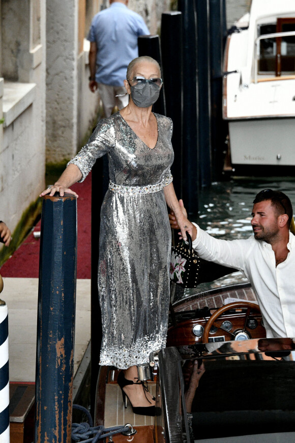 Helen Mirren assiste au défilé Dolce & Gabbana, collection "Alta Sartoria", à Venise le 30 août 2021.
