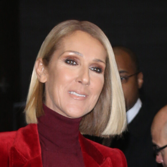 Celine Dion arbore un total look rouge satin et velour à la sortie de son hôtel à New York, le 14 novembre 2019 