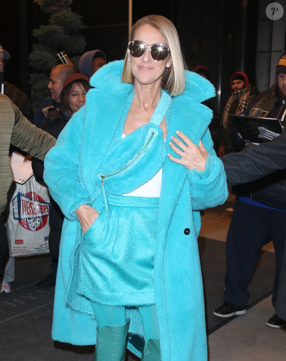 Celine Dion en total look turquoise avec cuissardes et sac banane assorti dans les rues de New York.