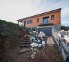 La maison en construction de Delphine Jubillar (Aussaguel) , disparue sans laisser de traces depuis le 16 décembre 2020 à Cagnac les Mines dans le Tarn. Un gendarme et une équipe du service des eaux ont mené des investigations pour chercher des traces dans le réseau raccordé à la maison. Le 7 janvier 2021. © Frédéric Maligne / Bestimage